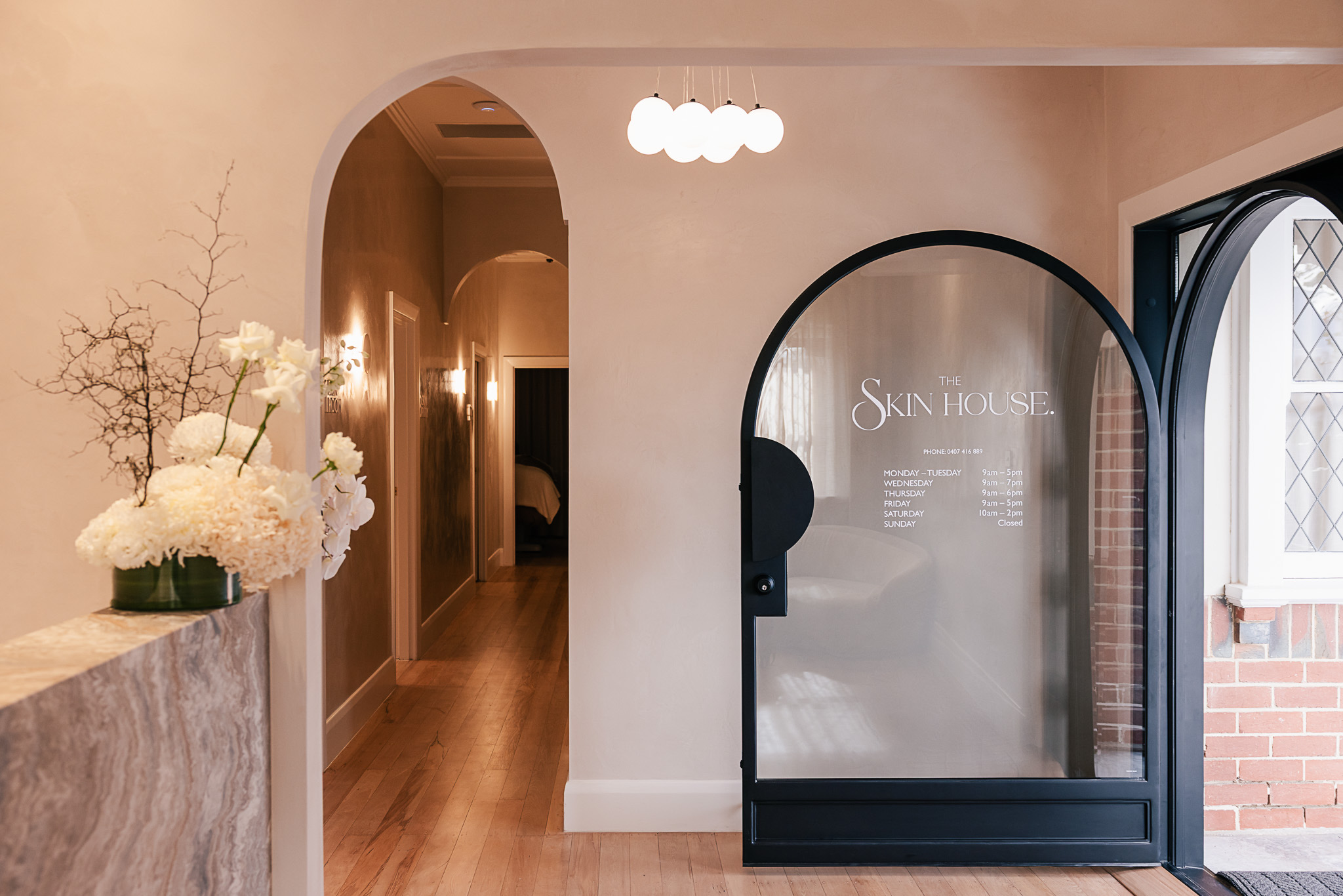 Seamless Microcement floor and wall finish in a luxury Victorian interior by Vogue Decorative